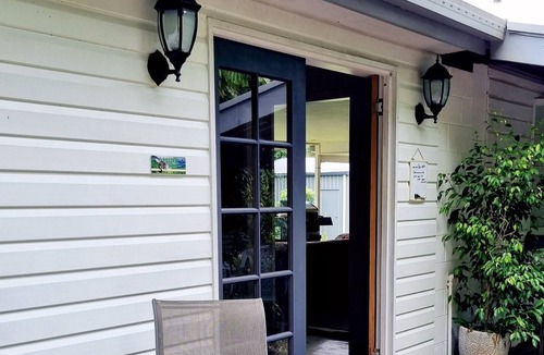Yungaburra Villa | The Possum Pad Yungaburra Village. Walk to Restaurants, Historic Pub