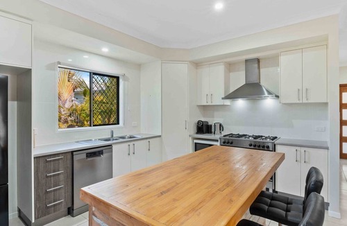 Pialba House | The Seahaven - Modern 5 Bedroom Family Home Close to Beach