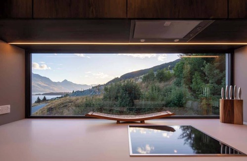Queenstown Villa | The Tiers- Hot Tub, Free Parking, Fireplace & BBQ