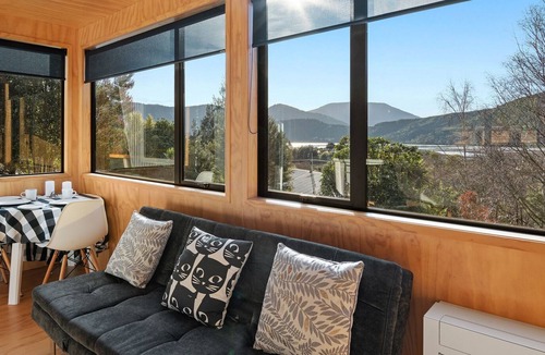Havelock House | THE TIN SHED - HAVELOCK HOLIDAY HOME, with a garden in Havelock