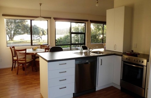 Tawharanui House | The Yellow Bach 90m to Campbells Beach; kayaks, wifi, Sky, Netflix, sleeps 4