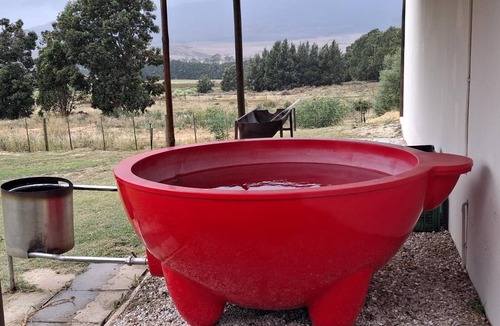 Bot River House | This cosy 2-bedroom cottage offers beautiful mountain and vineyard views.