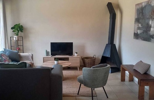 Bot River House | This cosy 2-bedroom cottage offers beautiful mountain and vineyard views.