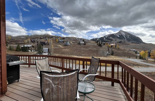 Mount Crested Butte House | This cozy budget & pet friendly house is located right near the ski base area