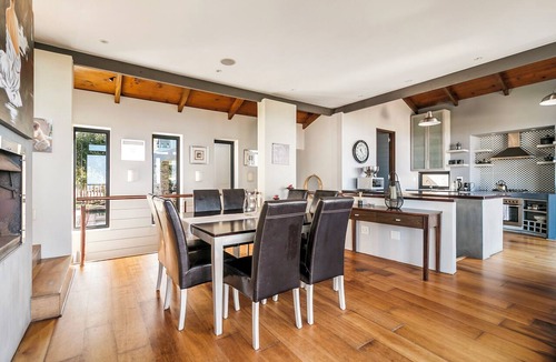 Knysna House | This delightful unit comprises 3 bedrooms and 3 bathrooms. Ideal home to relax.