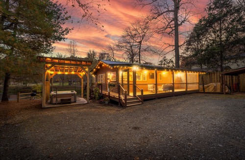 Mineral Bluff Cabin | Toccoa Riverside Cabin: Pet-Friendly, Hot Tub, Firepit & Prime Fishing Retreat