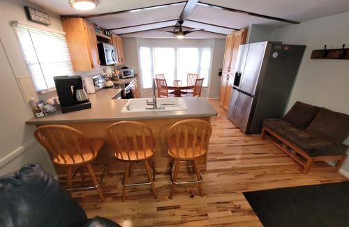 Skyland House | Topsy's Trailer, Private, FAST WiFi, Small Dog Ok, HOT TUB, Close to AVL/Hendo