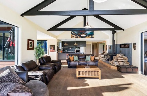 Arrow Junction House | Travellers Retreat Live The Dream