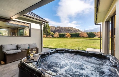 Arrow Junction House | Travellers Retreat Live The Dream