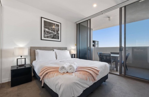 Milton Apartment | Two Bedroom Two Bathroom Hearty Milton Apartment, free parking & more!