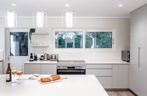 Camps Bay Villa | Two Views - 8 Bedroom Villa in Camps Bay & Hot Tub