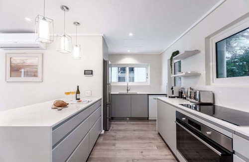 Camps Bay Villa | Two Views - 8 Bedroom Villa in Camps Bay & Hot Tub