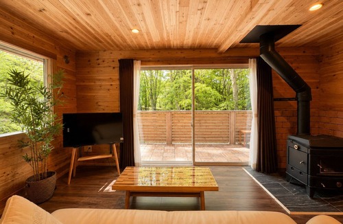 Kitasaku-gun Villa | up to 10 guests | Log house located in a quiet villa area | 13-min walk to Onsen