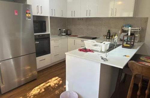 St. Lucia House | UQ master room for 3 people with back yard U2