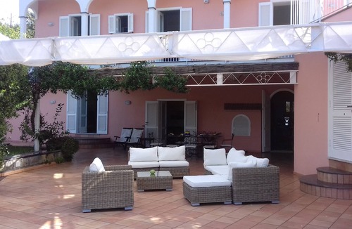 Termini Villa | Villa Campanella surrounded by a large garden and an incomparable view of Capri