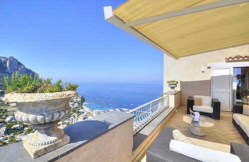 Capri Apartment | Villa Due Marine: A splendid and luminous apartment situated in a quiet location, at a short distance from the famous Piazzetta of Capri, with Free WI-FI.