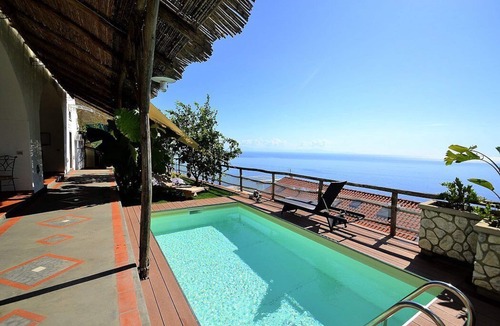 Praiano House | Villa Giusi: An elegant and welcoming independent house which faces the sun and the sea, with Free WI-FI.