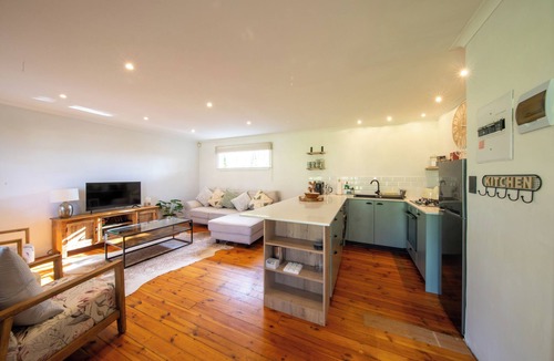 Constantia Cottage | Vineyard to Mountain views, pool & gate onto Groot Constantia Wine farm