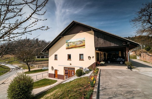 Ivancna Gorica Apartment | Visnja Gora Meadow Hideaway with Terrace - Classic One Bedroom Apartment with Terrace