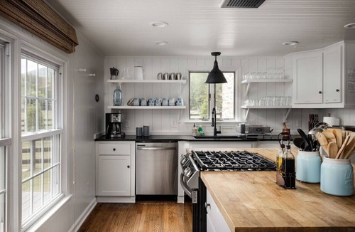 Haywood House | Walk to Old Rag | Hot Tub | Dog-Friendly Farmhouse