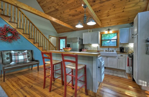 Walnut Mountain House | Walnut Mtn Retreat Hot Tub Game Room Fireplace Pool Tennis Pet Friendly