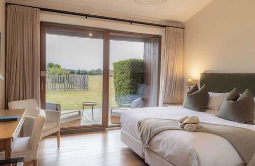 Wanaka Villa | Wanaka Haven Pool, Spa & Park-Like Grounds