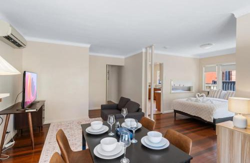 St. Lucia House | Warm and Cozy Retreat near shops and transport