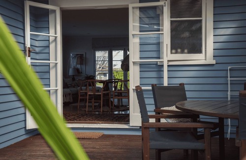 Anderson Park Villa | Warm fire, spa pool, comfy beds, relax and unwind in the heart of Havelock North