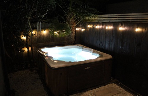 Anderson Park Villa | Warm fire, spa pool, comfy beds, relax and unwind in the heart of Havelock North