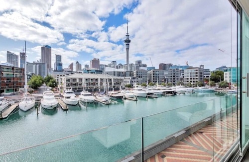Auckland Central Business District Apartment | Waterfront Marina Retreat – Pool, Gym & Parking