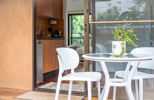 Mudgeeraba Cabin | Welcome to Kookaburra Cabin at Nebesa Nature Retreat