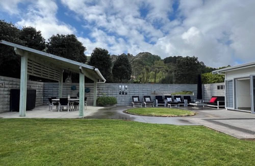 Waiiti House | WhiteCliffs Waterfront Beach House Beautiful sea views.