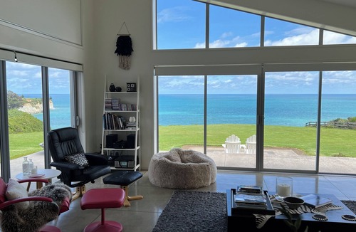 Waiiti House | WhiteCliffs Waterfront Beach House Beautiful sea views.