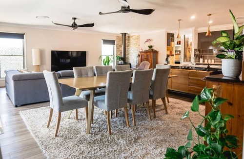 Beerwah House | Winter Ready | Family Retreat with Spa & Movies!