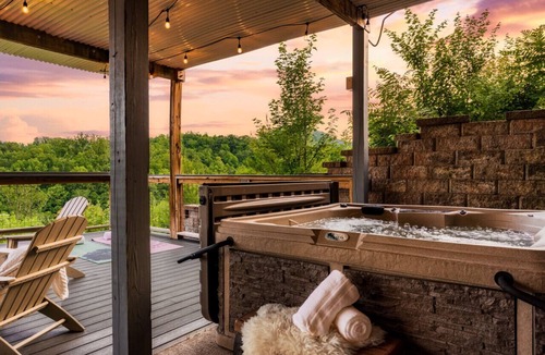 Sevierville Cabin | YARD/Hot Tub/Game Room/Theater/VIEWS/Fire Pit - Judy Top Lodge