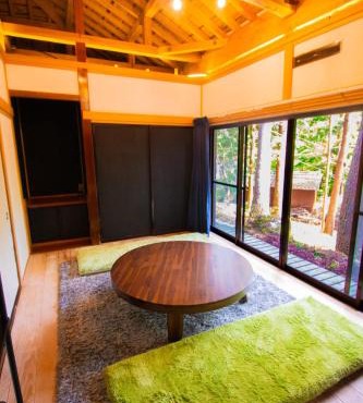 貸切温泉とガレージのある 安曇野の一棟貸しヴィラ