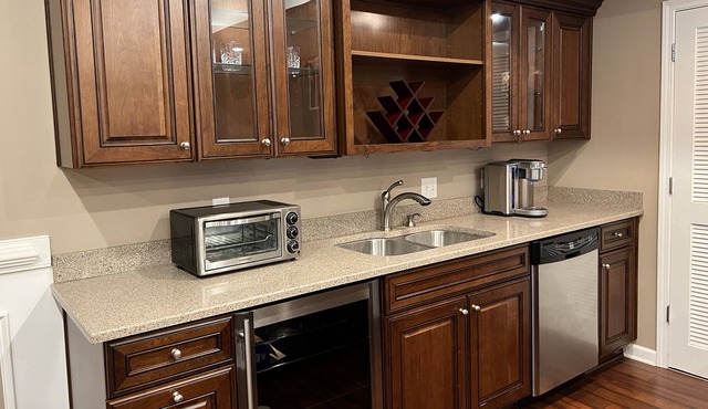 1700 sq/ft, Clean & Private 2 BR Executive Suite