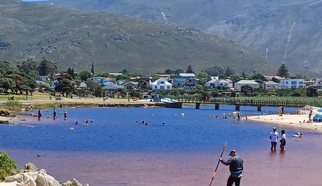 180° beach, lagoon and mountain view, 4min. walk to main beach and shop center.
