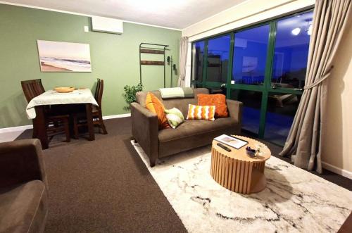 2-bedroom harbour view apartment with parking, 8 mins to Dunedin