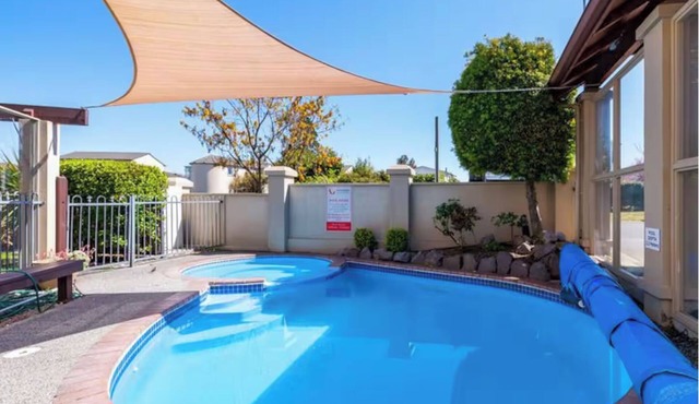 3 BR Holiday home - Steps to the lake and short, scenic stroll to town