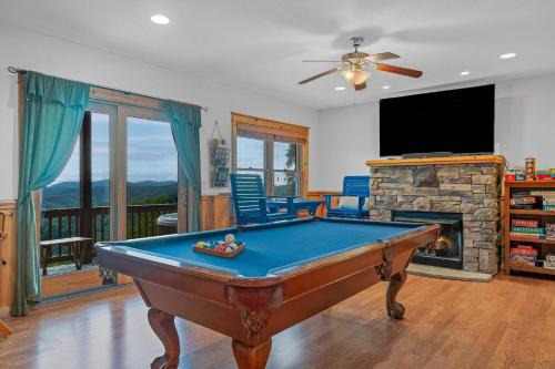 4BR Cabin with Ski Resort, Mtn Views & Hot Tub