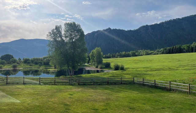 5 BR Aspen Summer Rental - 5 Mins to Town, on 1+ Acre w/Pond & Tennis