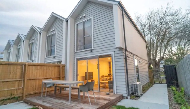 5 minutes to CBD , Parking, Kid and Pet Friendly