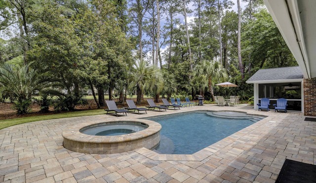 52 Gloucester-The Perfect Pool and 8 minute bike ride to Shipyard Beach Club