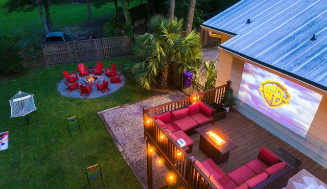 5BR Group House | Fire Pit, Movie Deck & Fun Games in Charleston