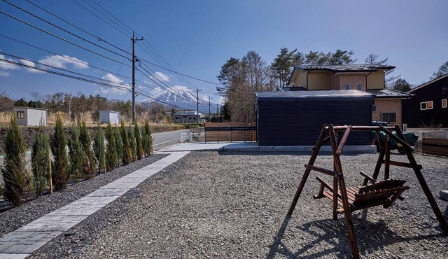 A guesthouse with a garage and fireplace Enjoy st/Minamitsuru District Yamanashi