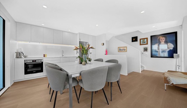 A light-filled Ponsonby townhouse. Open-plan living opens to a sheltered balcony, with a restful queen bedroom and a separate TV lounge to retreat to. Step outside and you're spoilt for choice: Ponsonby Road's cafés, shops and restaurants.