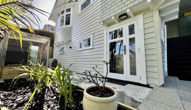 A private studio on Hobson Bay in historic Parnell. Central Auckland.