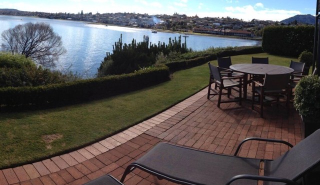 ABSOLUTE LAKE FRONT yet PRIVATE