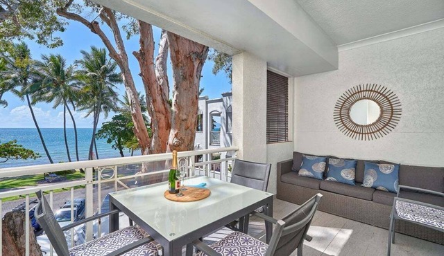 Absolute Beach Front 1 Bedroom Apartment Palm Cove